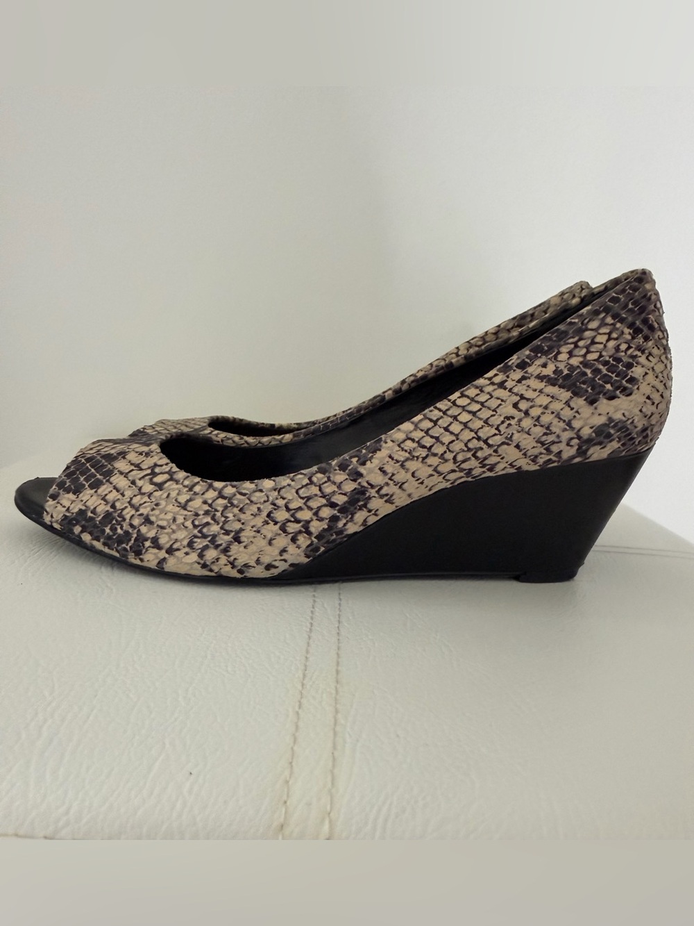Arturo Chiang Snakeskin Print Peep Toe Wedge Heels Size 7 Neutral Python Pumps